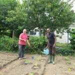 Maurice le Béninois s'apprêtant à arroser des semis