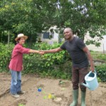 Poignée de main entre Annie et Maurice, venu du Bénin